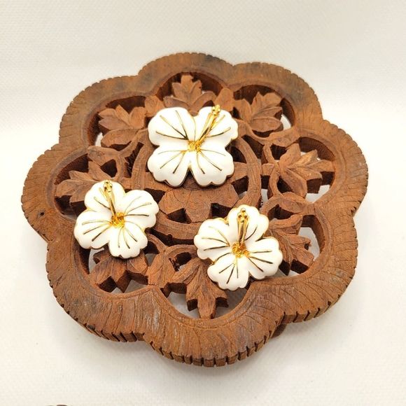 White Hibiscus Flower Earrings and Brooch Set Vintage Enamel Jewelry - Picture 2 of 9